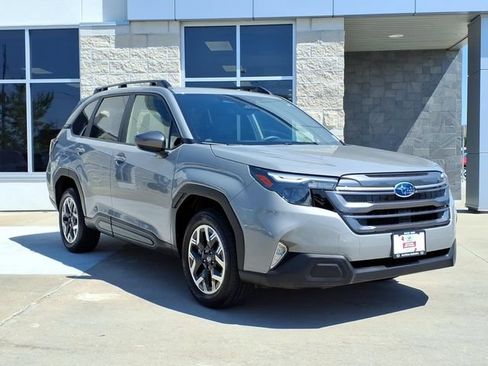 Certified 2025 Subaru Forester Premium w/ Convenience Package #1 AWD/4WD image 3