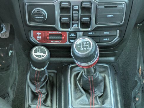 Used 2021 Jeep Gladiator Rubicon w/ LED Lighting Group AWD/4WD image 16