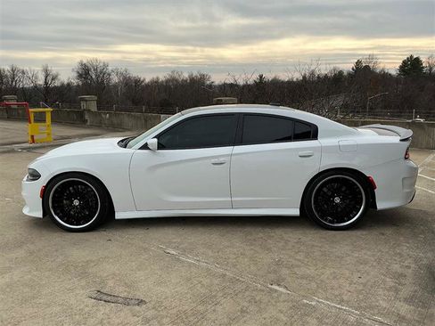 Used 2017 Dodge Charger R/T image 3