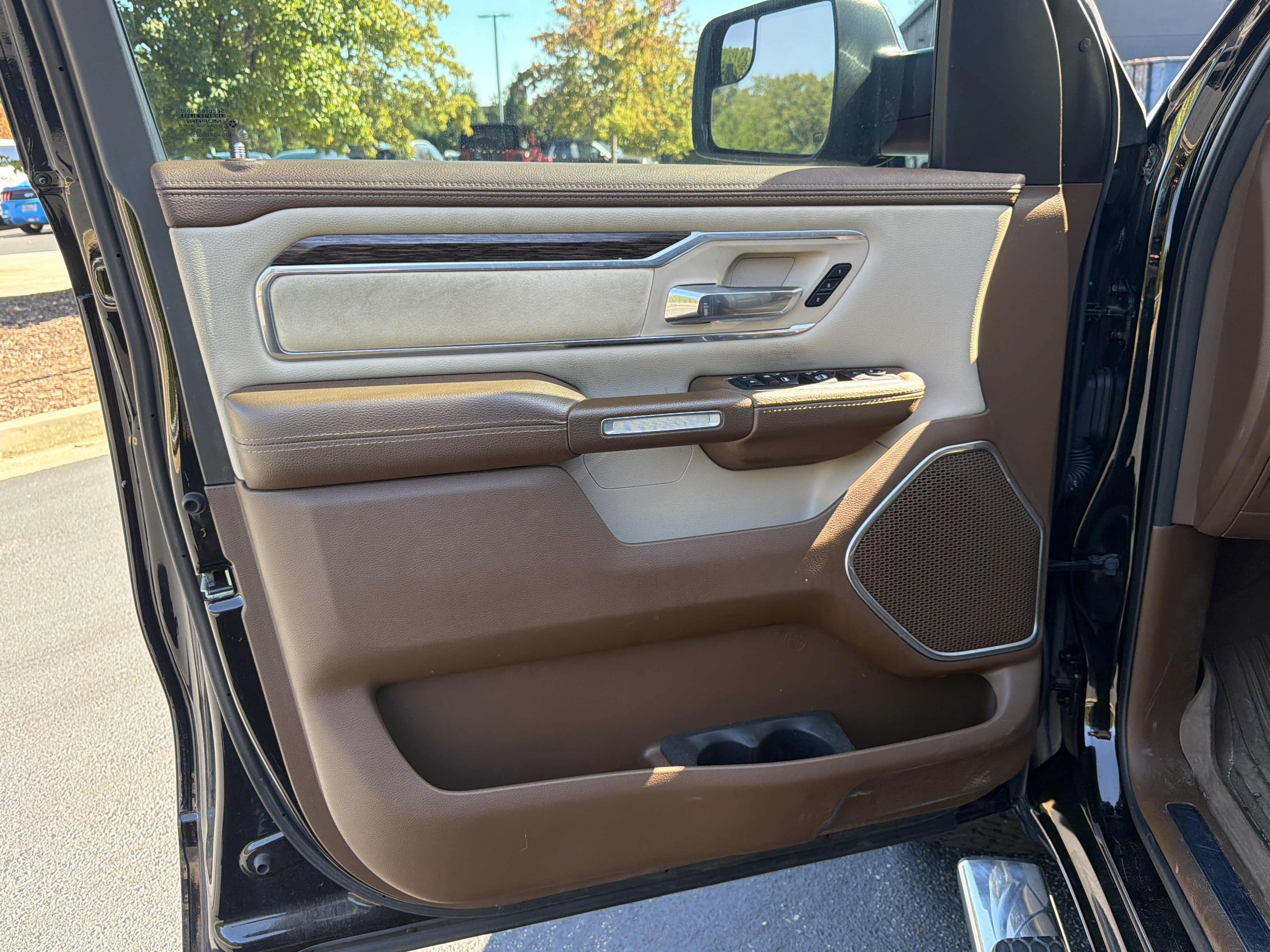 Used 2019 RAM 1500 Laramie AWD/4WD image 18
