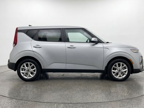 Used 2025 Kia Soul LX w/ LX Technology Package FWD image 14