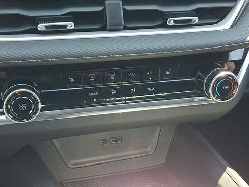 Used 2025 Chevrolet Equinox LT AWD/4WD image 14