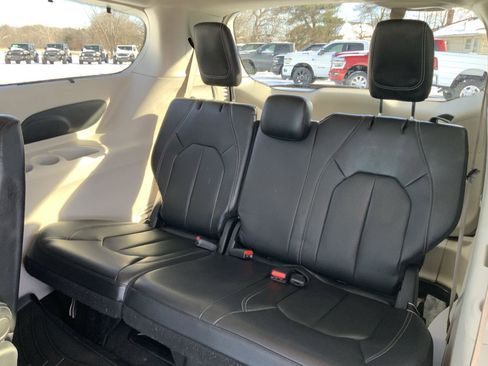 Used 2022 Chrysler Pacifica Touring-L image 61