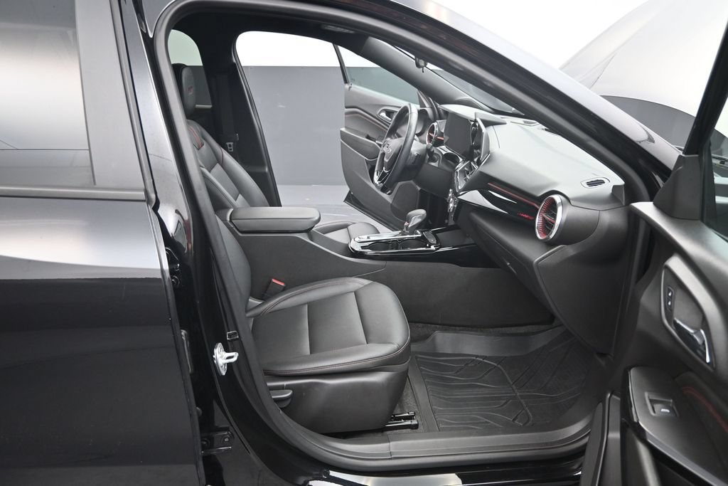 Used 2025 Chevrolet Trax RS w/ Driver Confidence Package FWD image 21