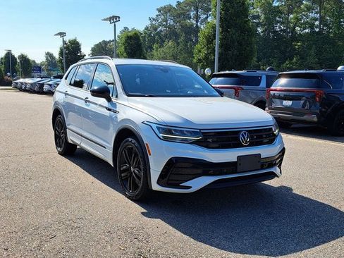 Used 2022 Volkswagen Tiguan SE R-Line AWD/4WD image 4