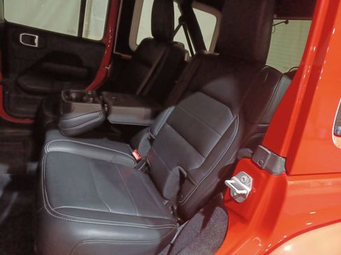 Used 2018 Jeep Wrangler Unlimited Sahara image 24