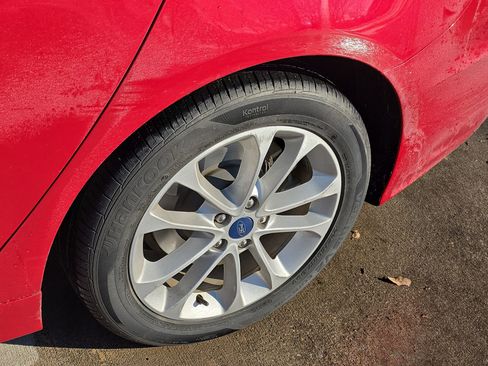 Used 2020 Ford Fusion SE image 10