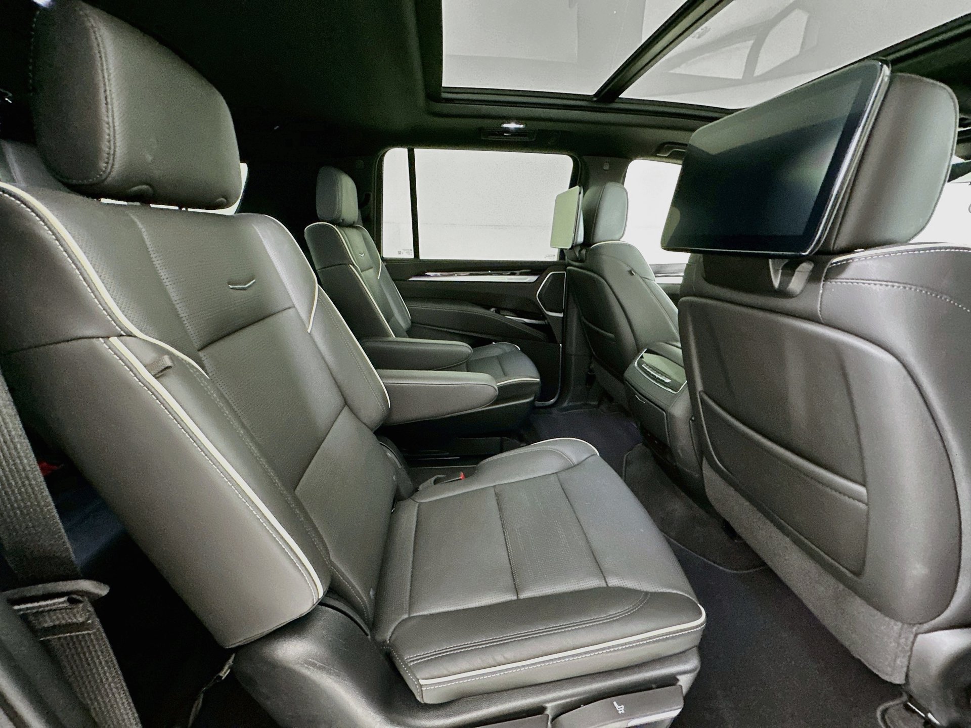 Used 2025 Cadillac Escalade ESV Sport w/ Touring Package AWD/4WD image 32