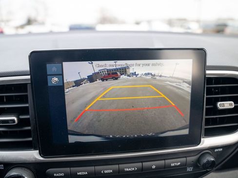 Certified 2025 Hyundai Venue SEL image 31