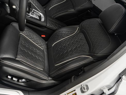 Used 2022 BMW ALPINA B7 xDrive w/ Luxury Rear Seating Package image 24