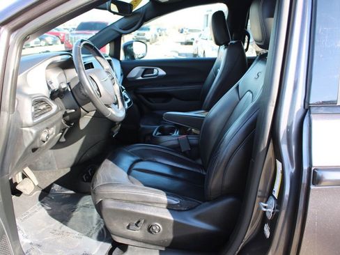 Used 2018 Chrysler Pacifica Touring-L w/ Premium Audio Group image 16