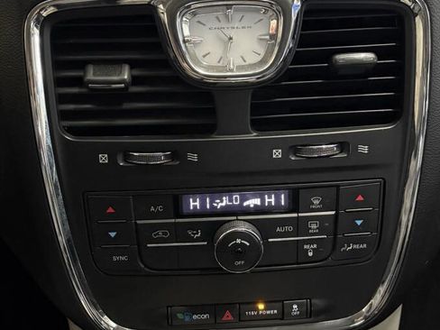 Used 2016 Chrysler Town & Country Touring image 11