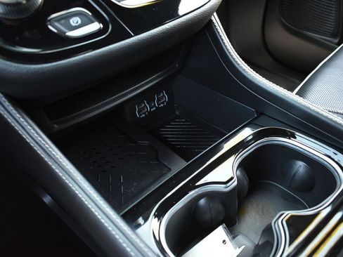 Certified 2025 Chrysler Pacifica Limited FWD image 17