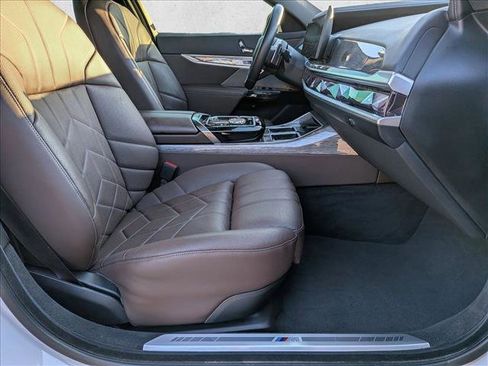Used 2023 BMW 760i xDrive image 21