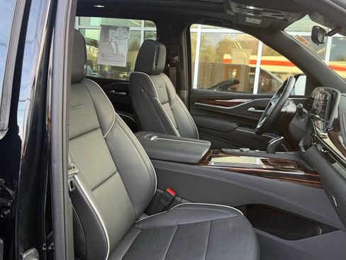 Used 2024 Cadillac Escalade ESV Premium Luxury image 17