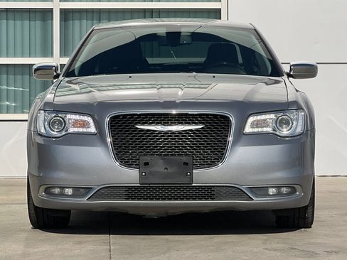 Used 2018 Chrysler 300 Limited image 6