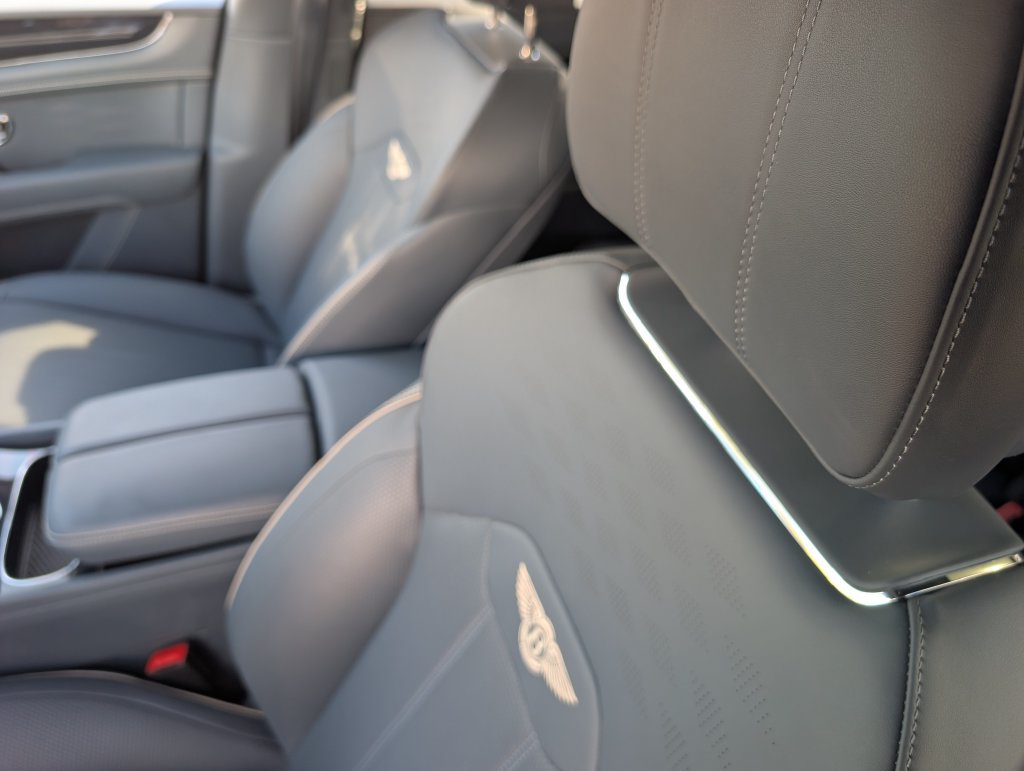Used 2023 Bentley Bentayga Extended Wheelbase AWD/4WD image 14