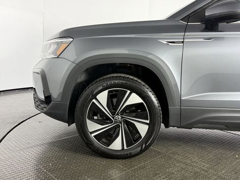 Used 2024 Volkswagen Taos SE w/ Panoramic Sunroof Package image 7