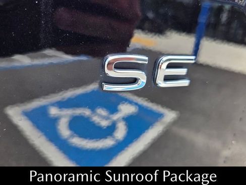 Used 2024 Volkswagen Atlas SE w/ Panoramic Sunroof Package FWD image 13