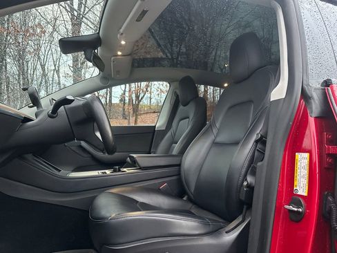 Used 2022 Tesla Model Y Long Range image 3