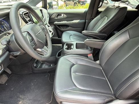 Used 2025 Chrysler Pacifica Select FWD image 16