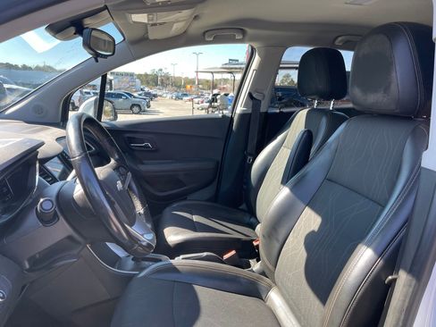 Used 2019 Chevrolet Trax LT w/ LT Convenience Package image 13