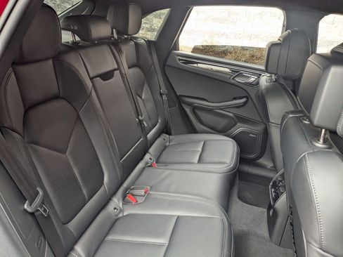 Used 2025 Porsche Macan image 25