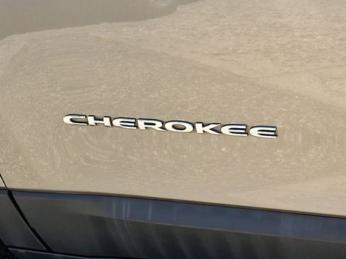 Used 2019 Jeep Cherokee Limited AWD/4WD image 31