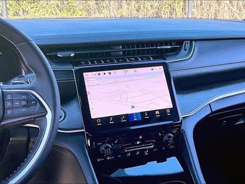 Used 2024 Jeep Grand Cherokee Limited w/ Black Appearance Package image 8