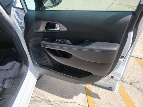 Used 2025 Chrysler Pacifica Select FWD image 14