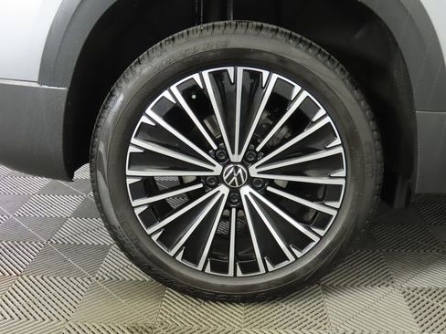 Certified 2025 Volkswagen Taos SE w/ Panoramic Sunroof Package image 30