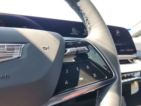 New 2025 Cadillac Optiq Luxury 2 image 28