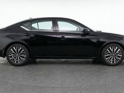 Used 2025 Nissan Altima 2.5 SV FWD image 11