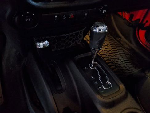 Used 2013 Jeep Wrangler Unlimited Sahara image 21