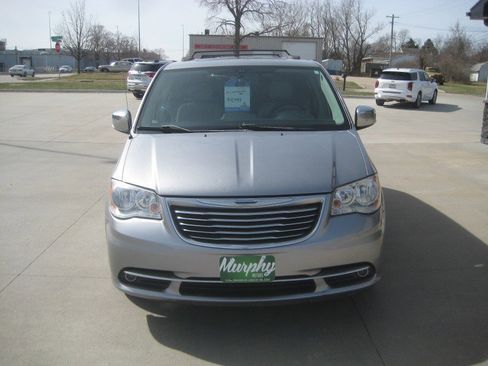 Used 2016 Chrysler Town & Country Touring-L image 3