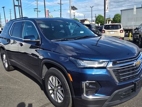 Used 2023 Chevrolet Traverse LT w/ Rear Camera Mirror Package AWD/4WD image 1