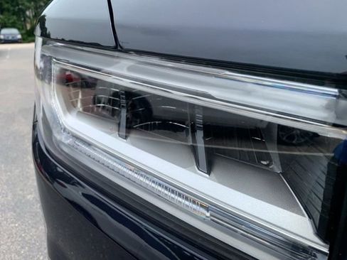 Used 2022 GMC Acadia SLE image 13