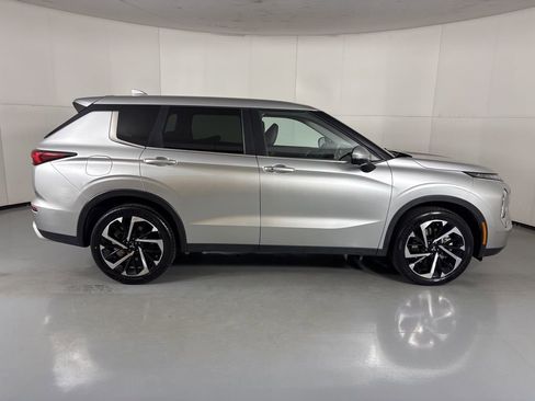 Used 2024 Mitsubishi Outlander SE image 9