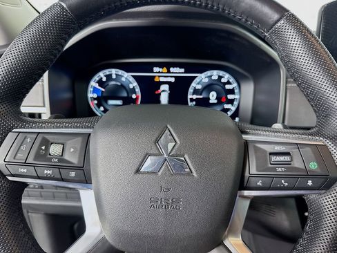 Used 2023 Mitsubishi Outlander SE image 16