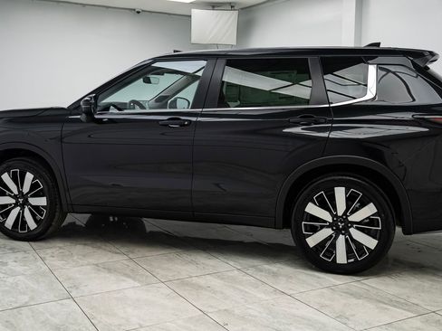 New 2025 Mitsubishi Outlander SE image 3