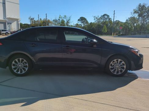 Used 2021 Toyota Corolla LE w/ LE Convenience Package image 4