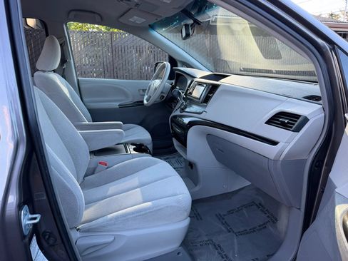 Used 2013 Toyota Sienna LE w/ Towing Pkg AWD/4WD image 15