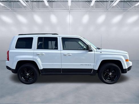 Used 2017 Jeep Patriot Latitude AWD/4WD image 3