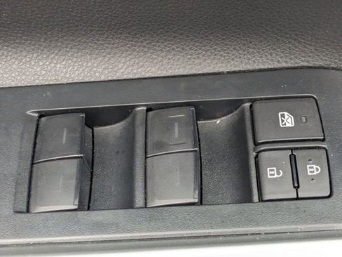Used 2023 Toyota Highlander XLE FWD image 12