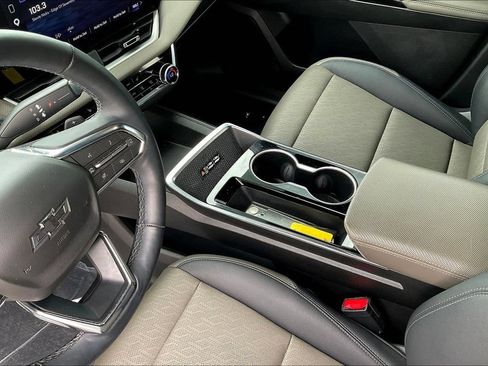Used 2025 Chevrolet Equinox LT w/ Convenience Package II FWD image 9