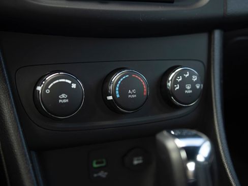 Used 2014 Dodge Avenger SE w/ Rallye Appearance Group FWD image 9