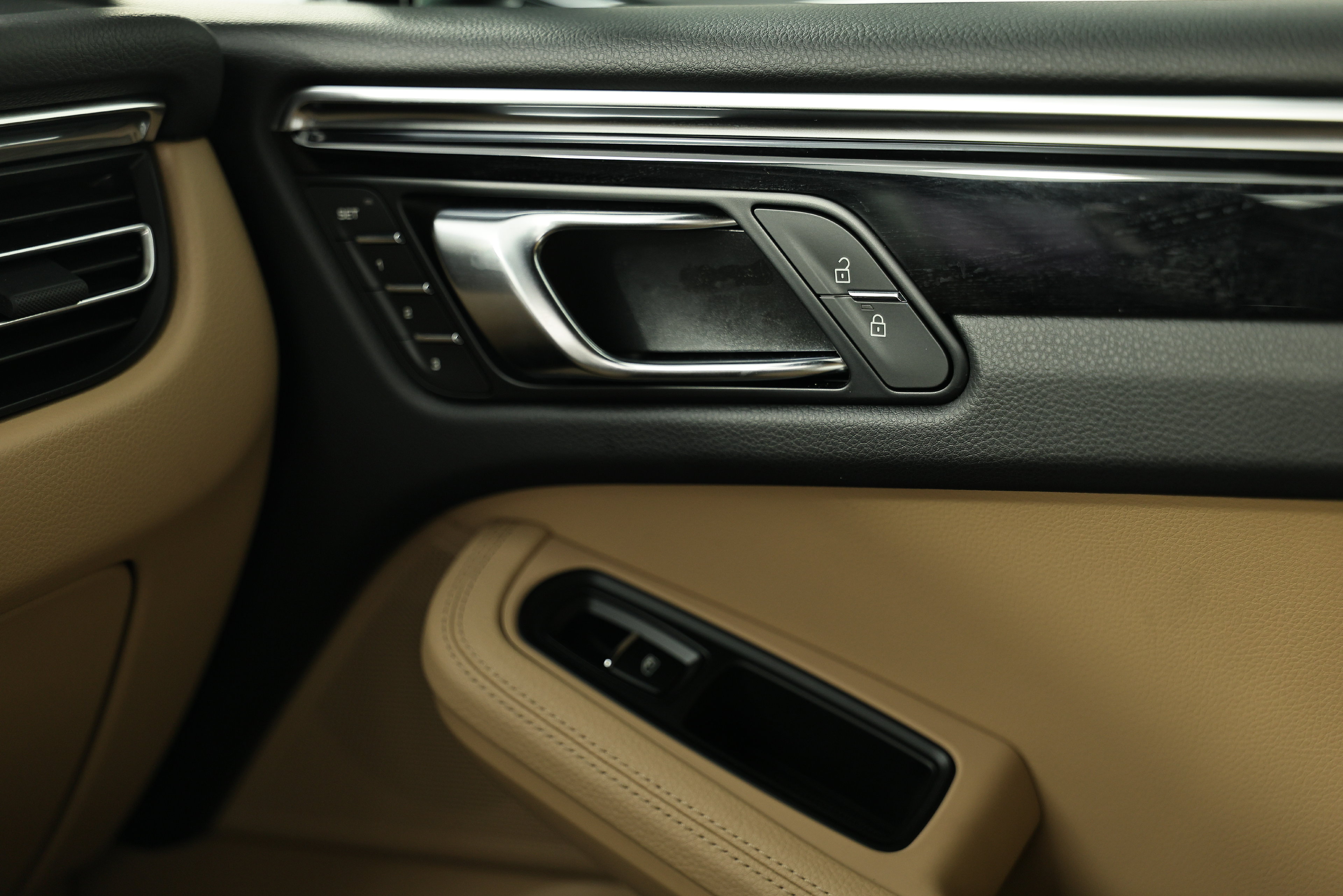Certified 2026 Porsche Macan AWD/4WD image 43