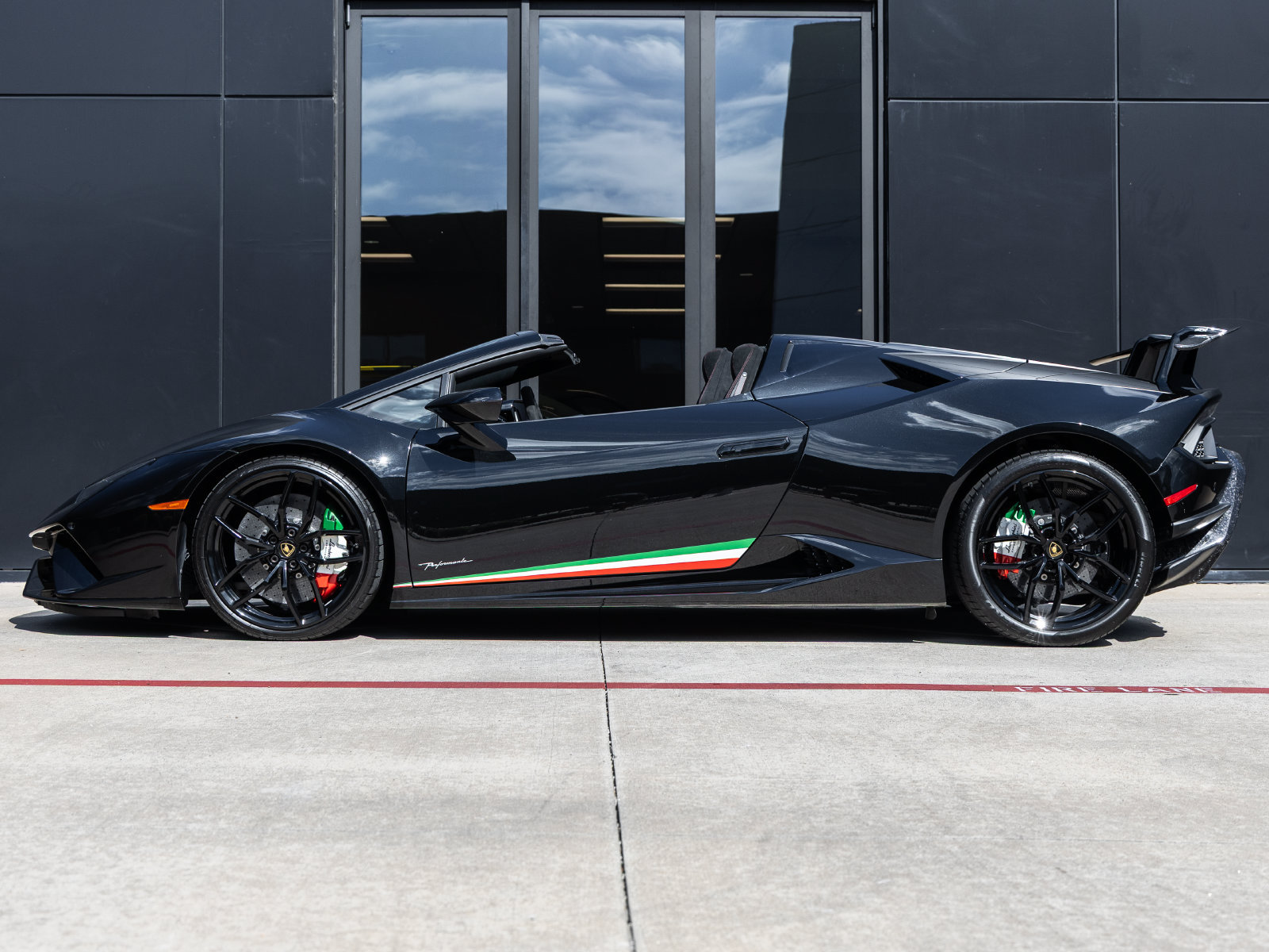 Used 2019 Lamborghini Huracan Performante AWD/4WD image 10