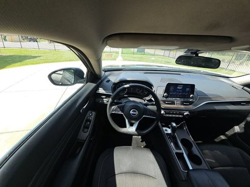 Used 2025 Nissan Altima 2.5 SV FWD image 24