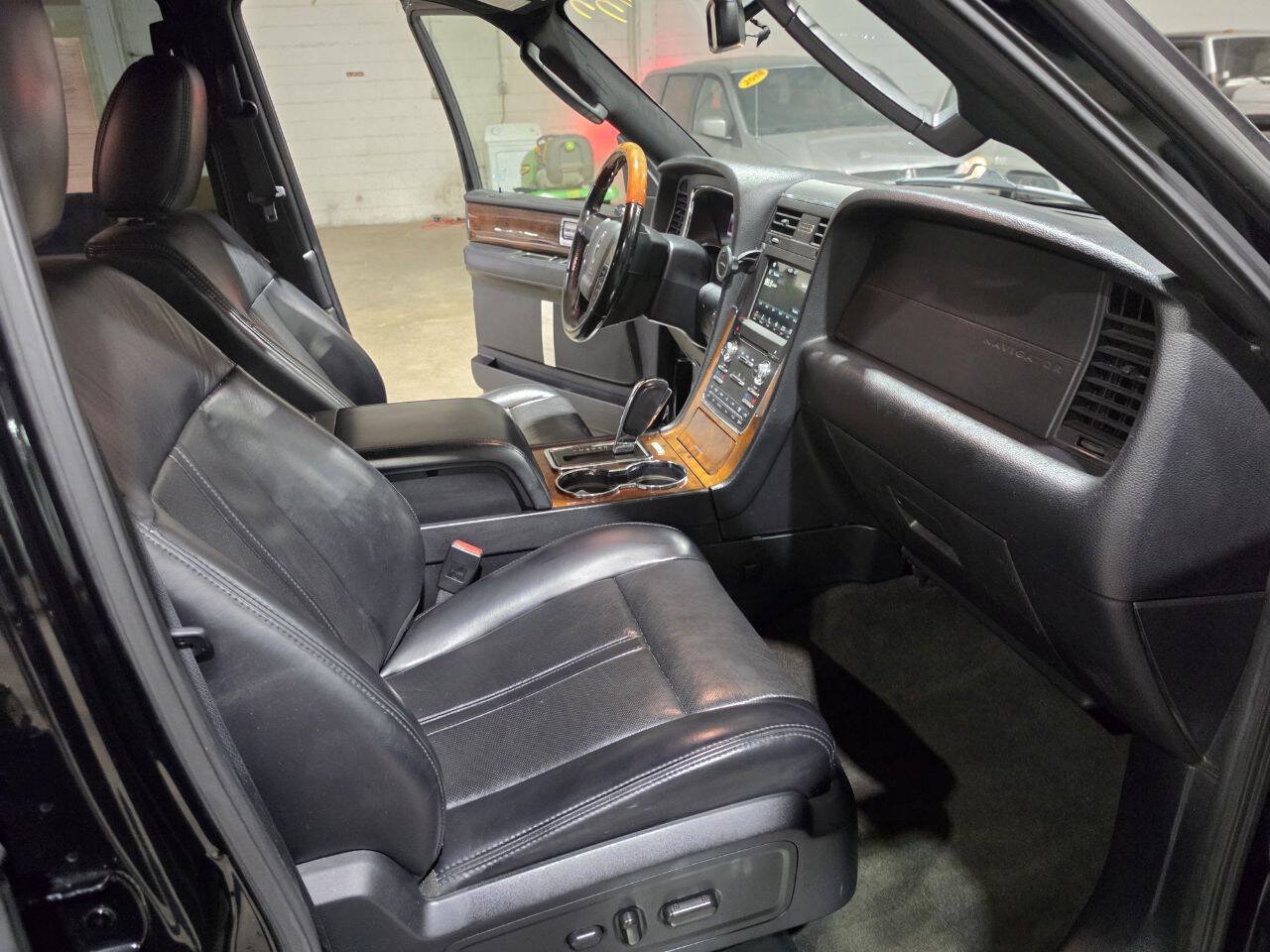 Used 2017 Lincoln Navigator Select AWD/4WD image 36
